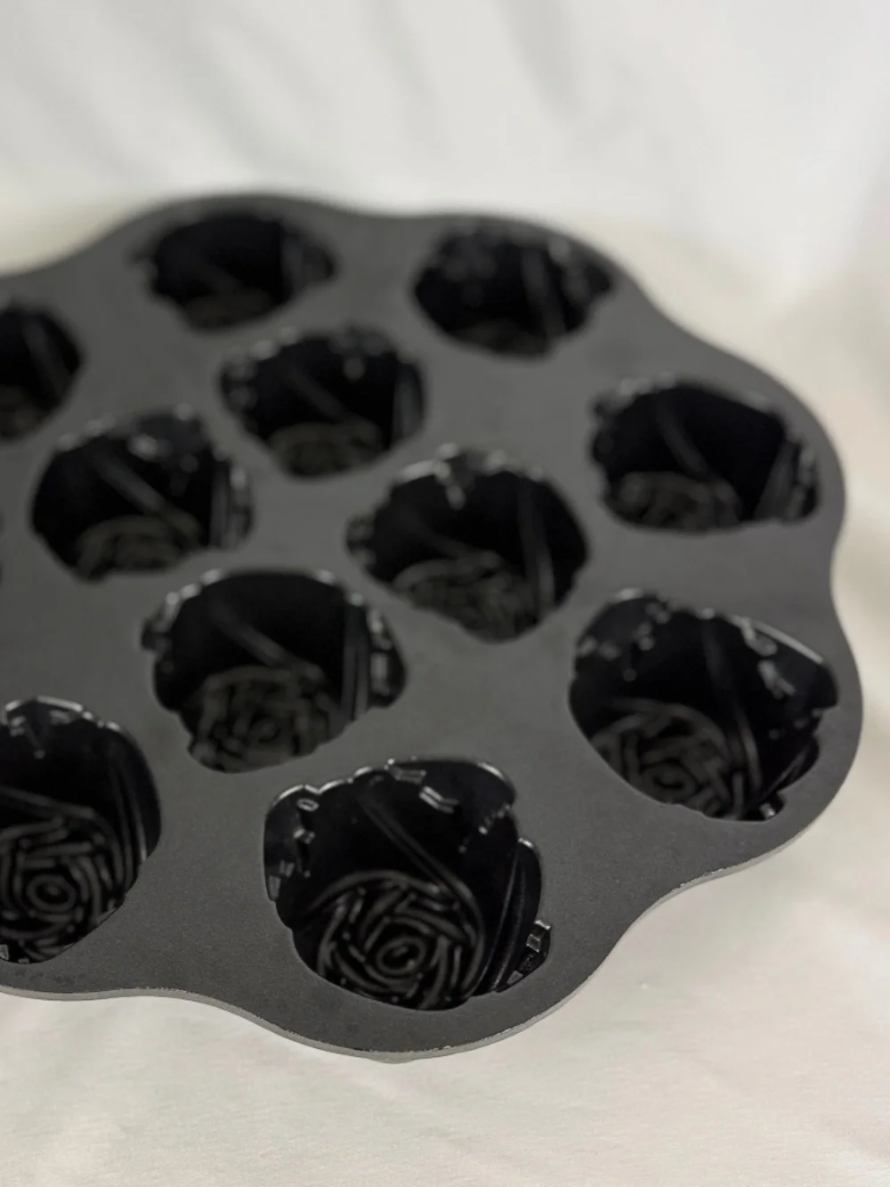 Nordic Ware Sweetheart Roses Cupcake 12 Cakelets Baking Pan Excellent